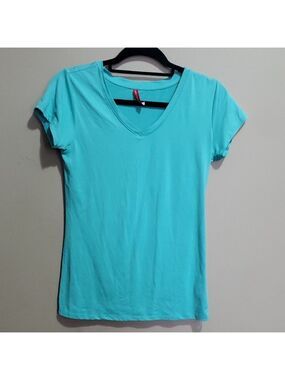 Emme Jordan Women's Aqua V-Neck T-Shirt Size Large